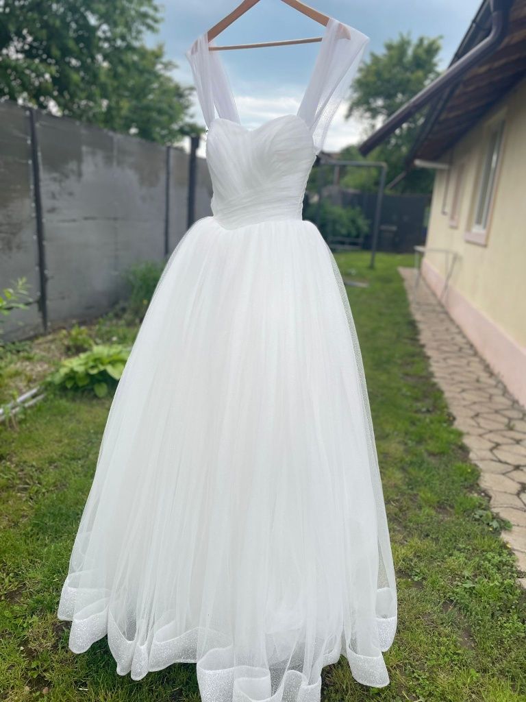 Rochie de mireasa și voal