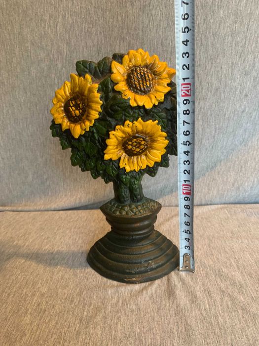 чугунена стоперка за врата с цвят на слънчоглед