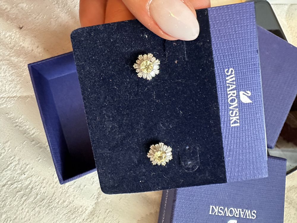 Swarovski обеци и колие