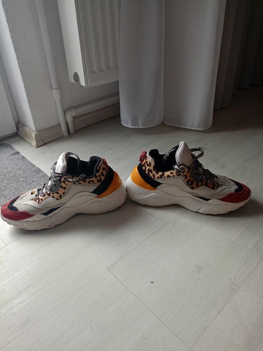 Vând pantofi sport dama, produs de calitate superioara mărimea 39.