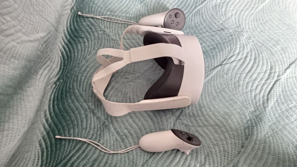 Vând ochelari VR Meta Quest 3s