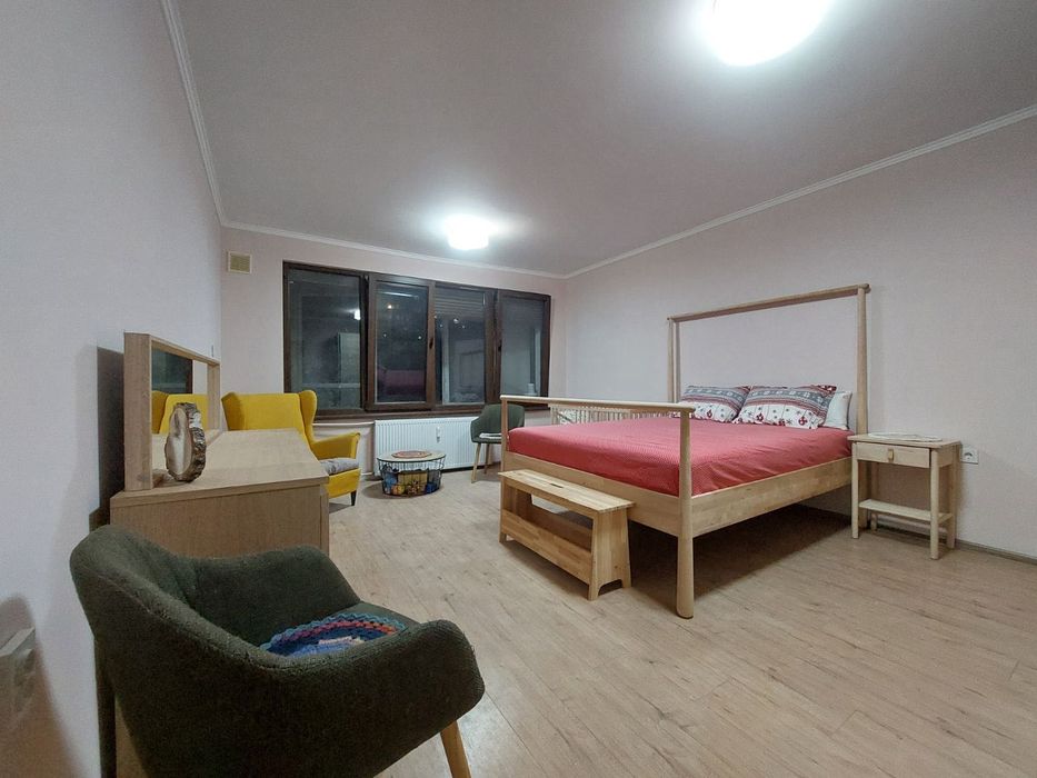 тристаен апартамент бизнес парк със самостоятелен двор