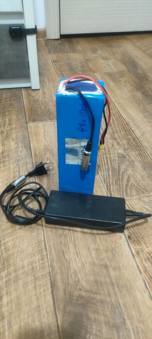 Аккумулятор 48v 10ah плюс зарядка  2ампер