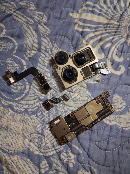 Vând placa de baza iphone 15 pro max