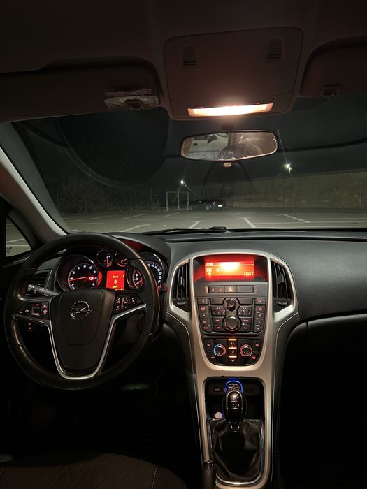 Vând Opel astra J 2013