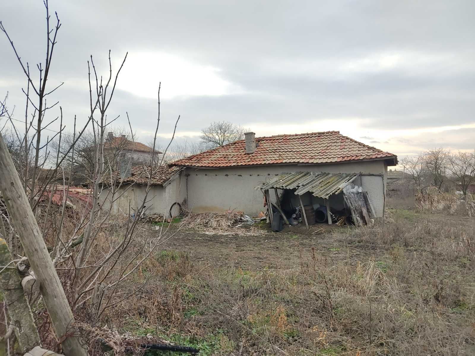 Къща за ремонт на 19 км от гр. Добрич в с. Равнец