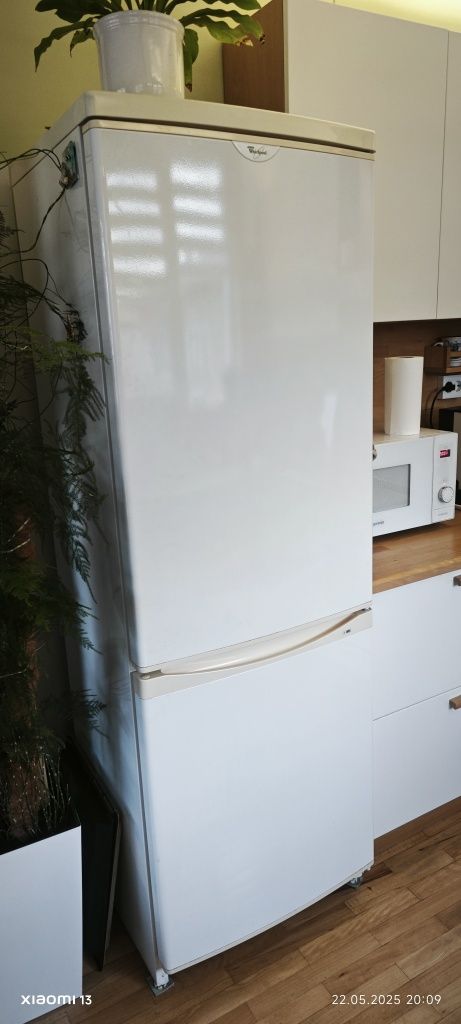 Хладилник Whirlpool с долна камера