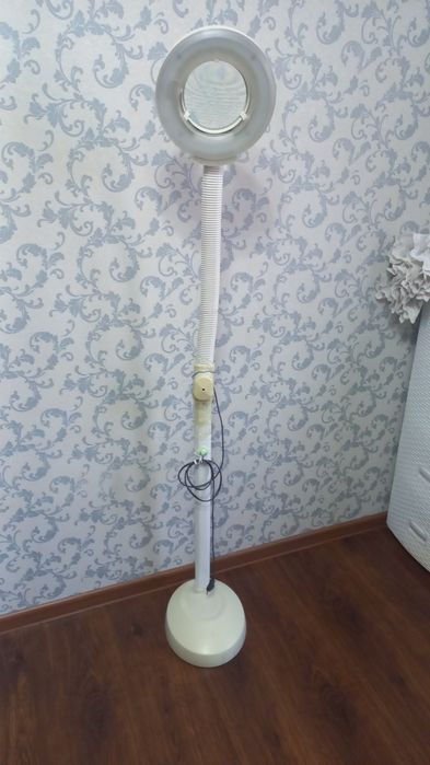 Лампа косметологическая с лупой