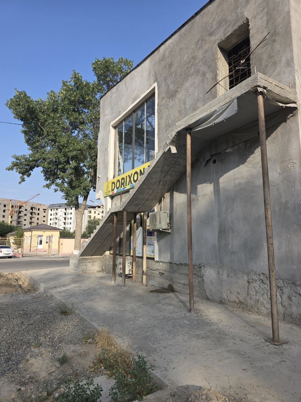 Qulay joyda 3 qavatli bino — dorixona jihozlari va arendatori bilan