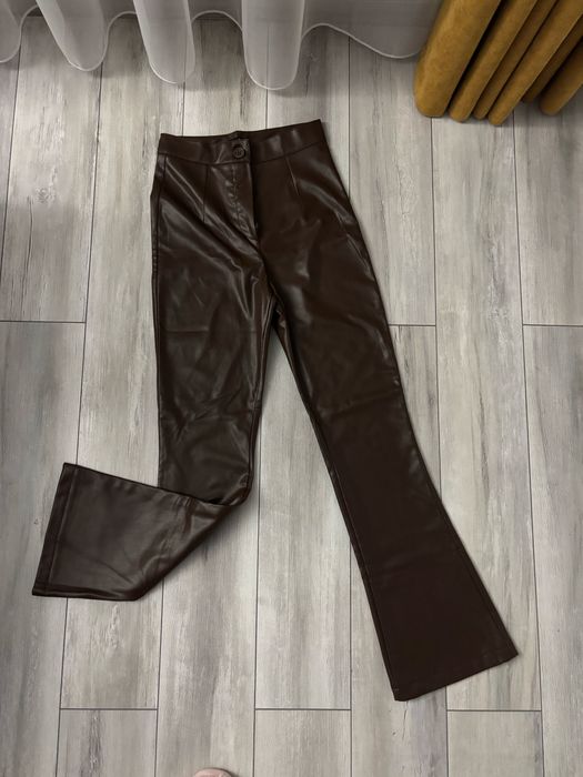 Pantaloni evazati, imitatie de piele