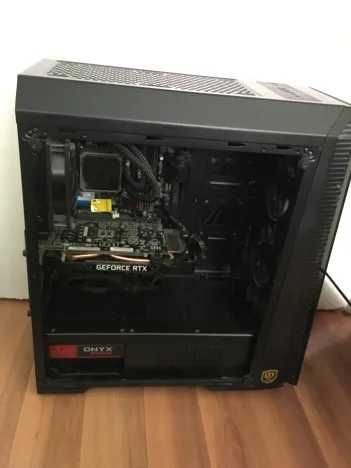 Настолен компютър с RGB светлини