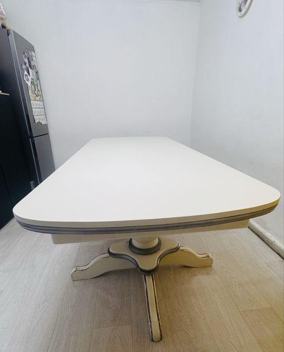 Стол для гостинной и кухни