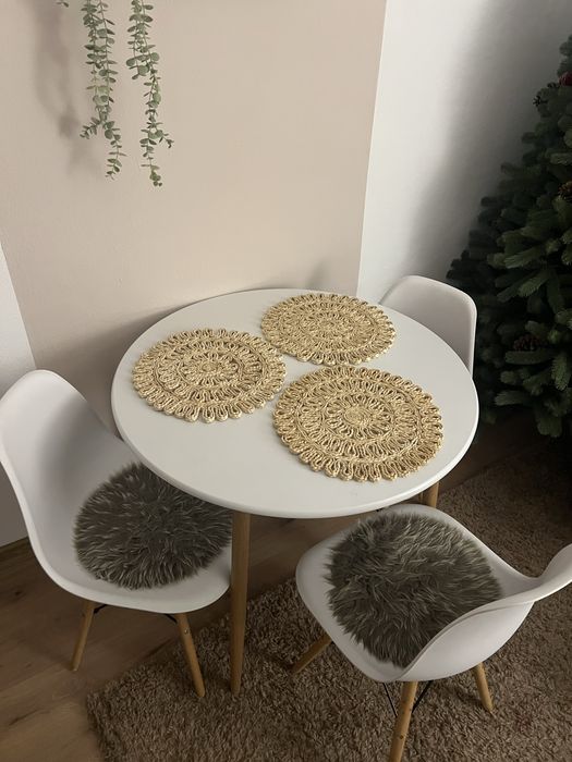 Masa rotunda cu 4 scaune