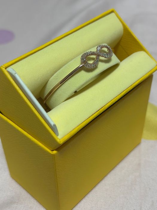 Продавам гривна на SWAROVSKI