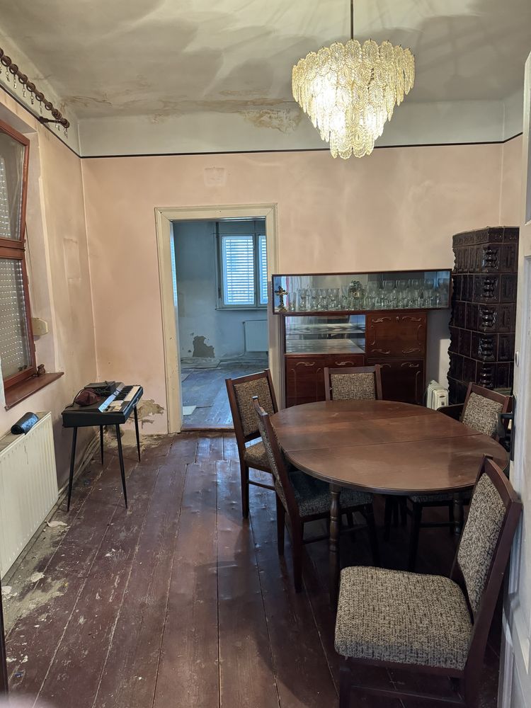 Apartament 2 camere ,bucatarie,camara si anexa .Curte comuna