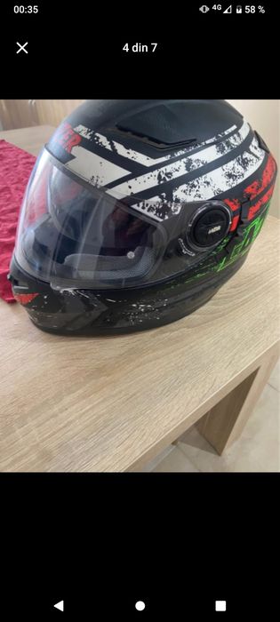 Vând casca moto lazzer