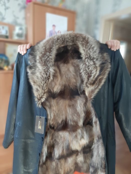 Продам  дубленку кожанную с  волчим  мехом  , новая