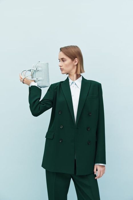 Тъмно зелено сако на Zara