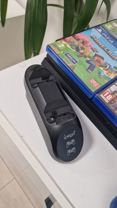 Ps4 pro 1 TB stare perfecta + 2 manete / controllere si nfs