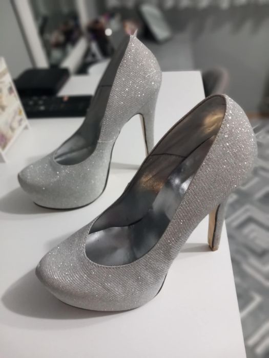 Продавам балната си роклята