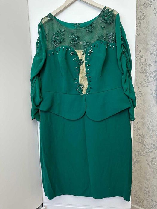 Нарядное зелёное платье для торжеств с ручной вышивкой и декором