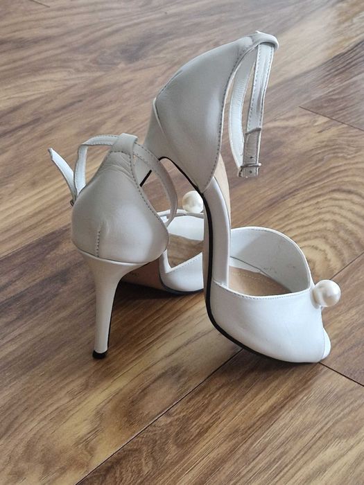 Vand sandale mireasă mărimea 36