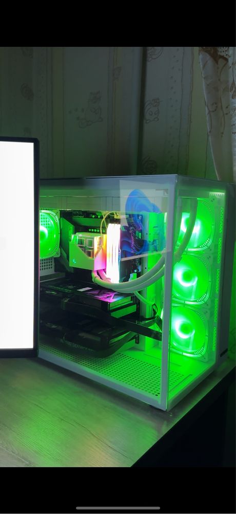 Kompyuter case trading va o’yin uchun yeg’ilingan 8 ta monitor ko’tara