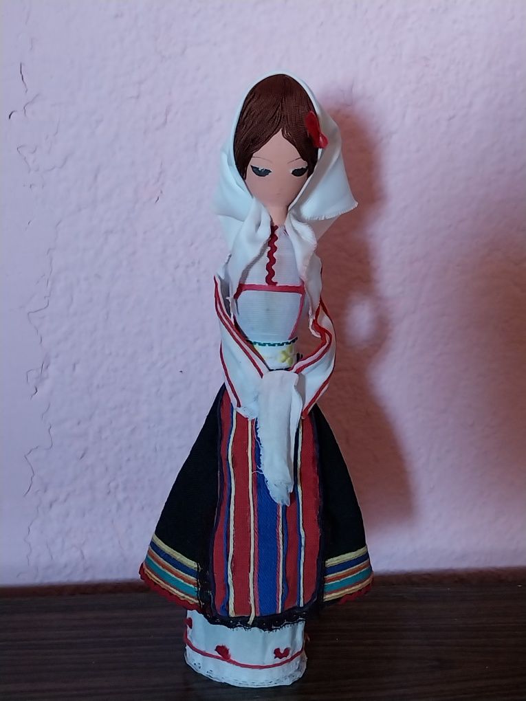 Дървена кукла с българска носия