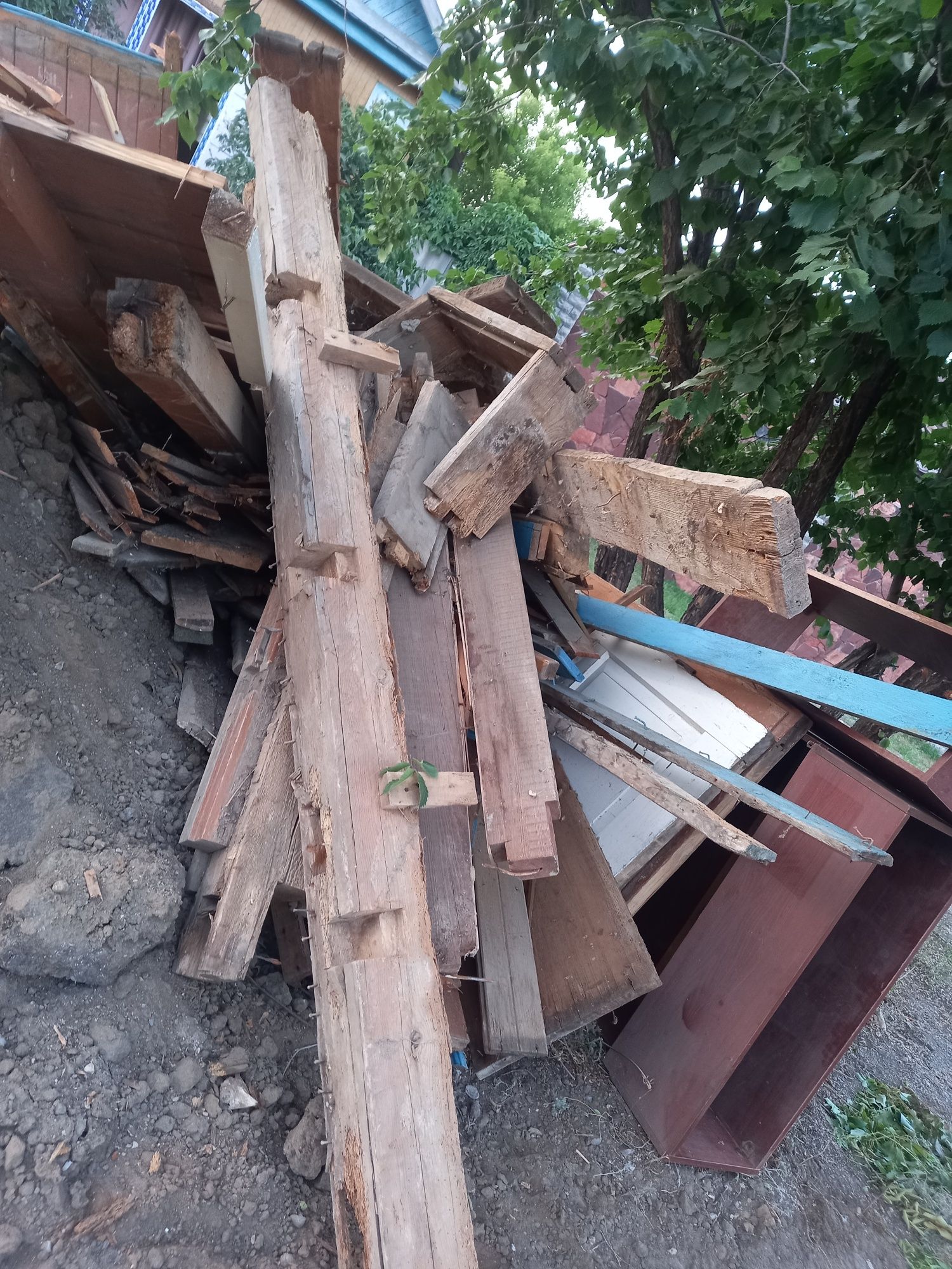 Отдам даром дрова.