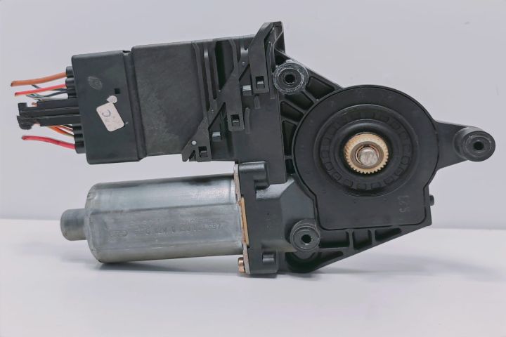 Motoras macara Stanga  105406301 Volkswagen VW Golf a 4-a generatie s