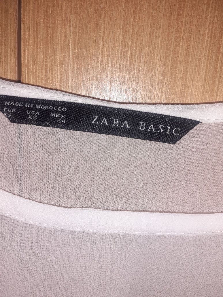 Предлагам елегантна дамска рокля, размер XS, бяла, с красива кройка .