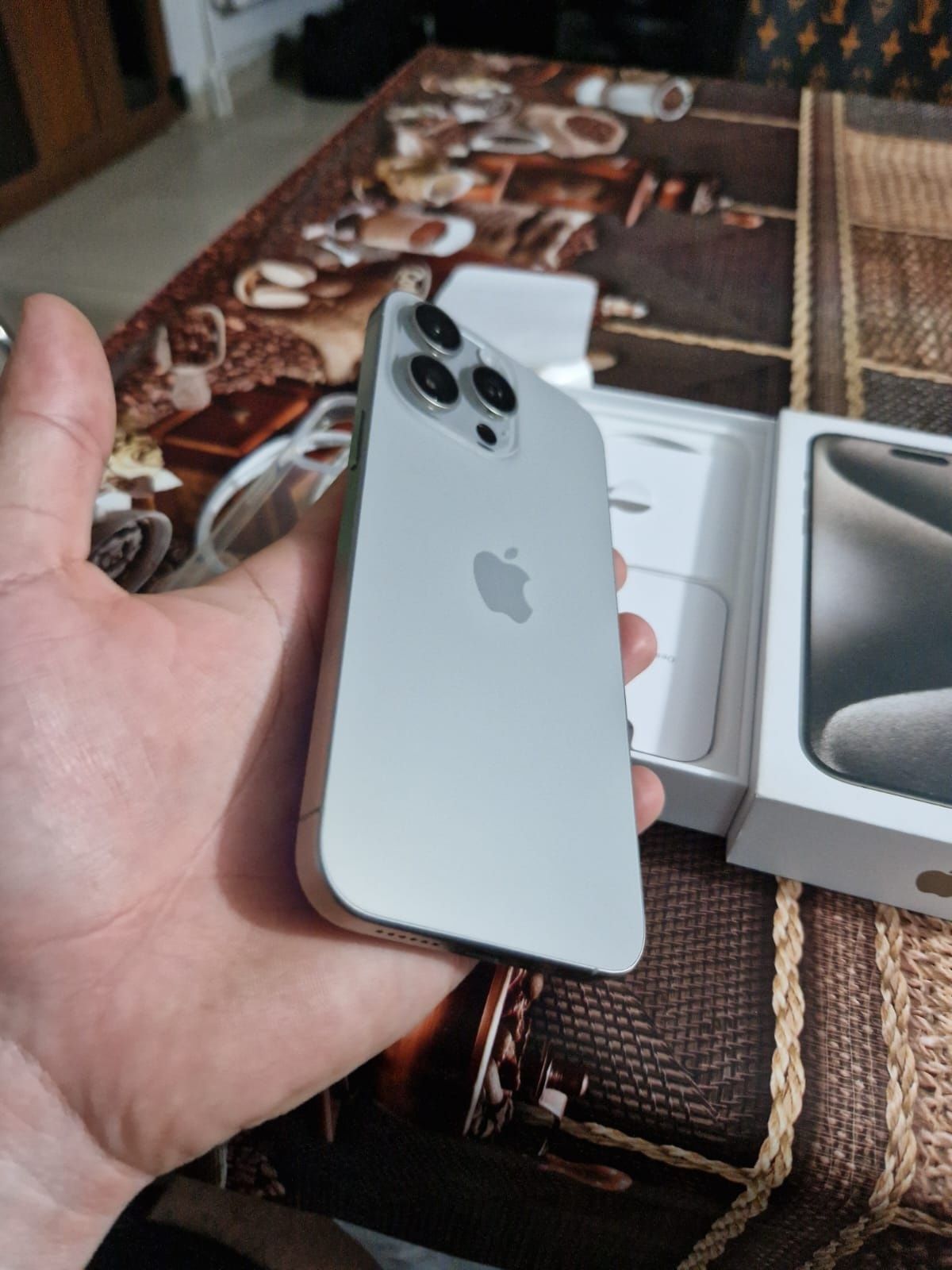 Vând iPhone 15 pro max titanium nou nefolosit