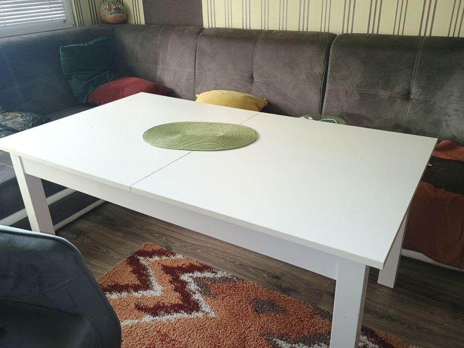 Продавам трапезна маса