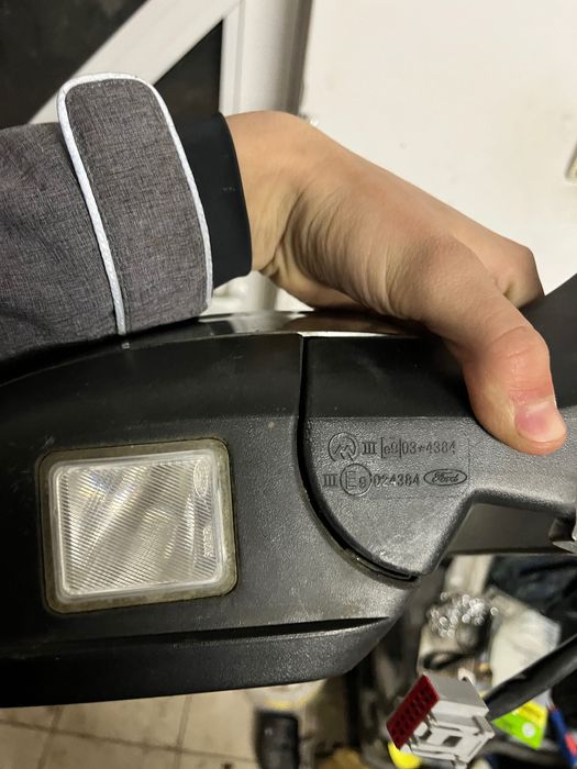 Дясно огледало..