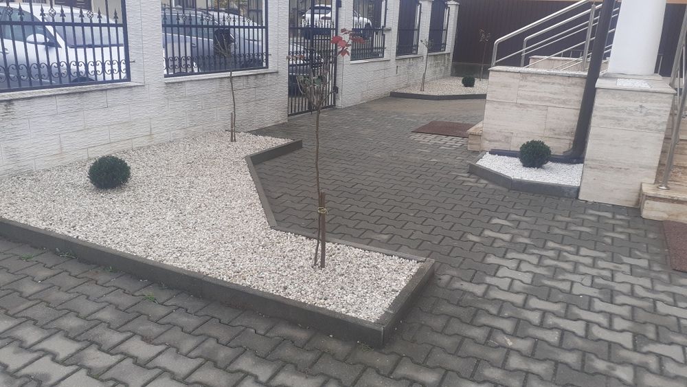 Amenajare curți exterioare cu gazon și piatră