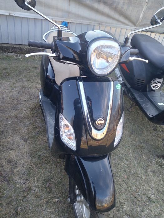 Vând scutere de 50 cm cubi 150 de cm cubi
