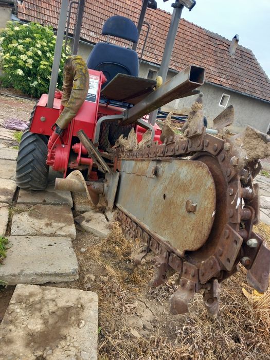 Ditch witch , trencher , sapator sant