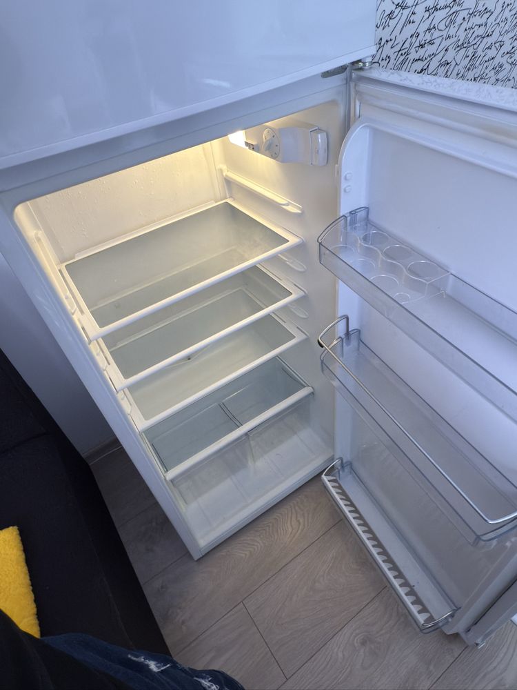 Продавам хладилник с фризер Gorenje