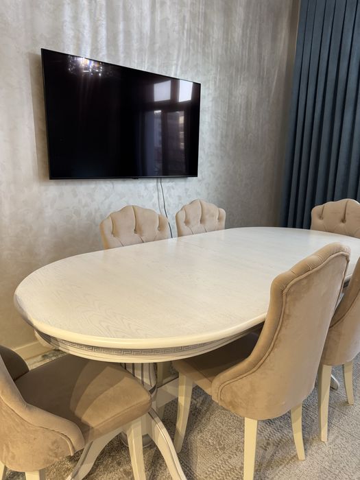 Классический стол в идеальном состоянии и 6 стульев в современном стил