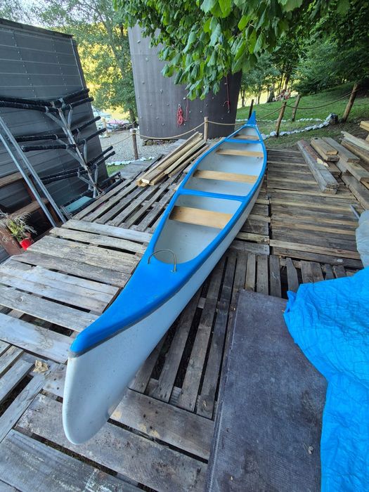 Canoe stabilă și ușor de manevrat – ideală pentru excursii în natură