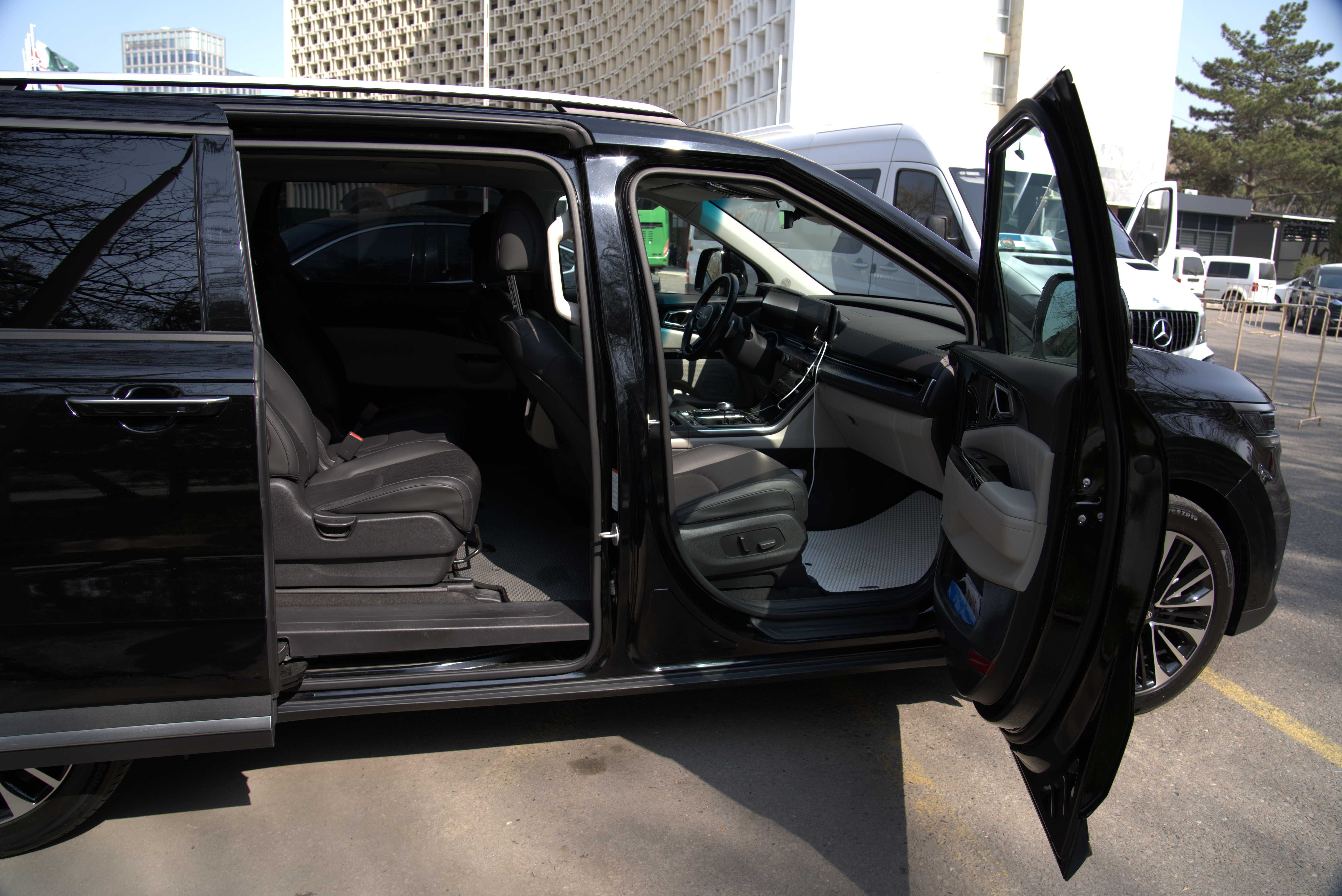 Перевозка и встреча с аэропорта на Kia Carnival для VIP персон