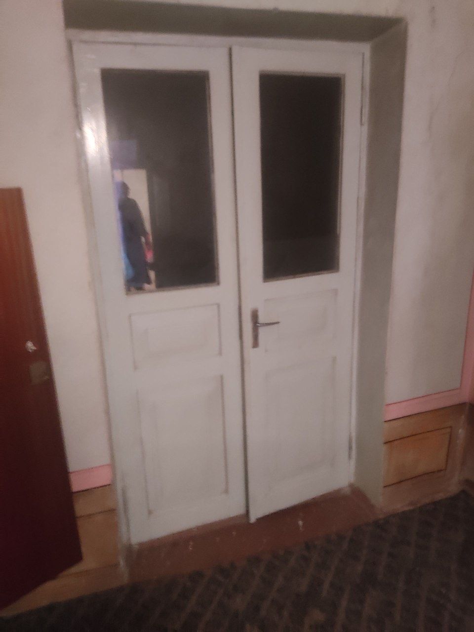 eshik derazalar srochni sotiladi
