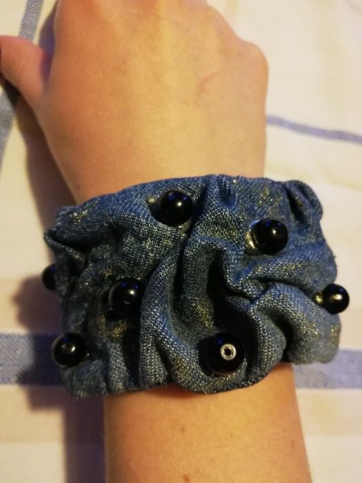 Дънкова гривна с черни перли