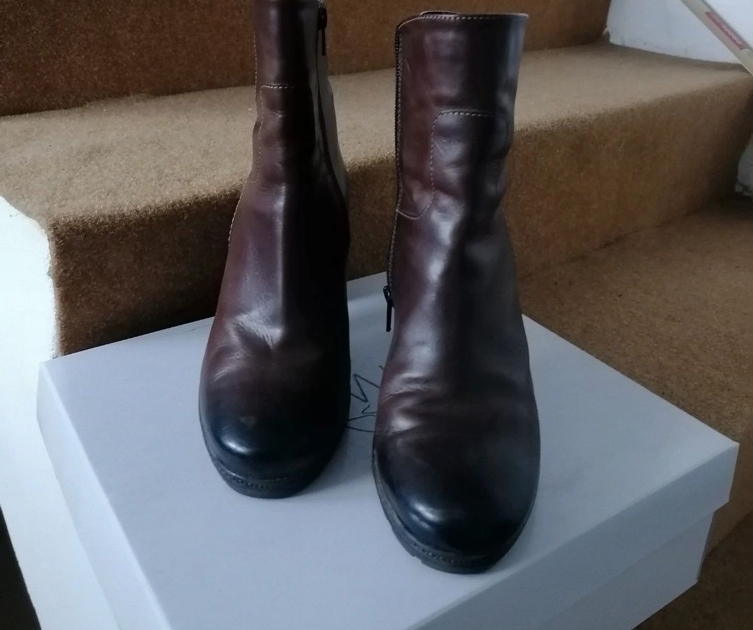 Botine maro din piele