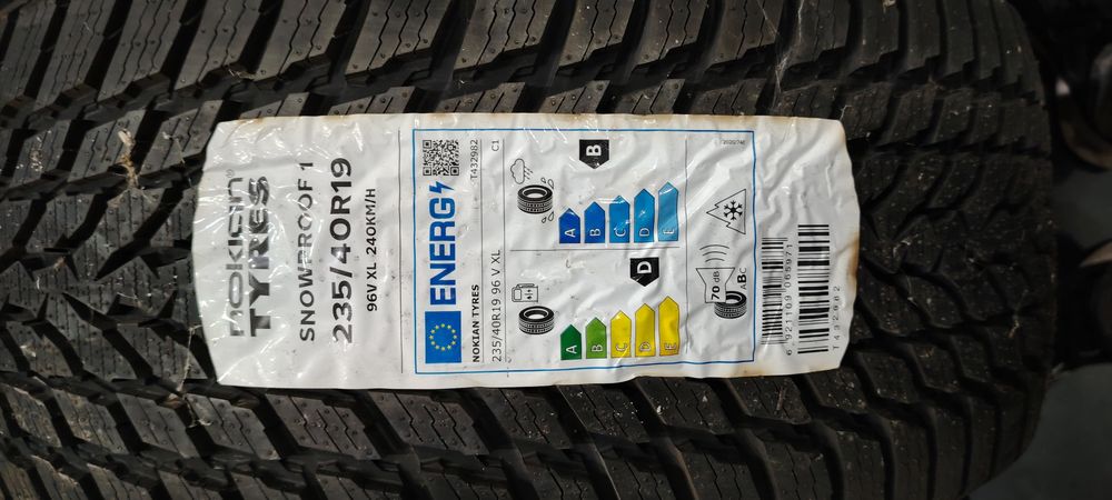 235 40 R19 Nokian snowproof