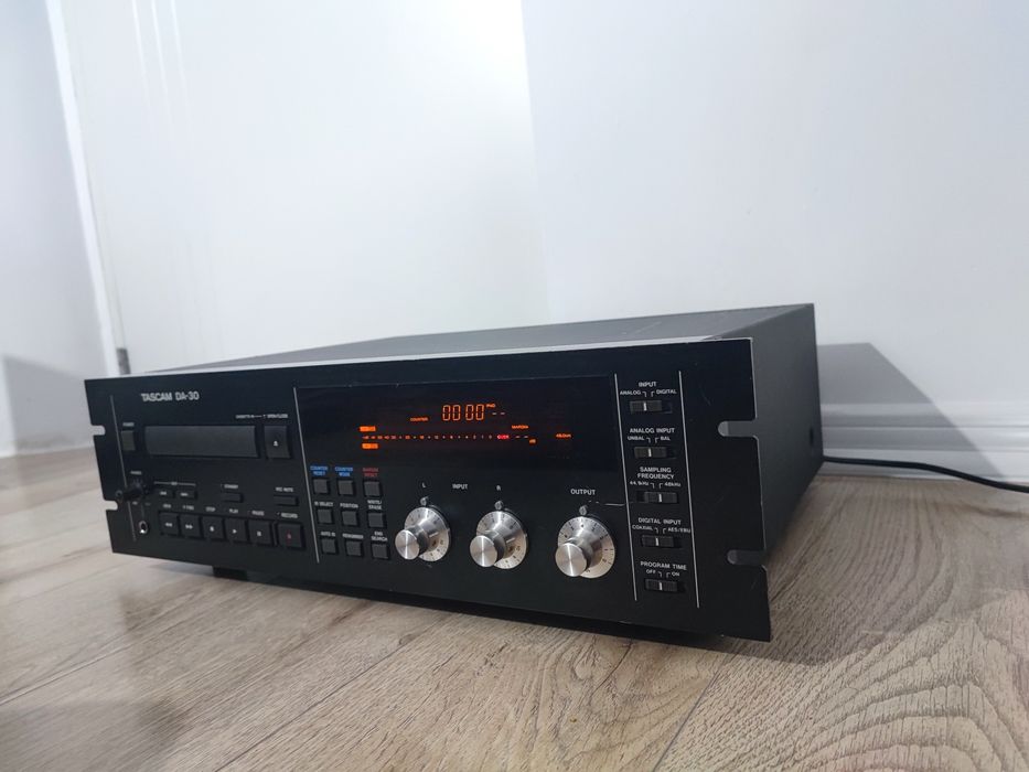 Deck Tascam DA-30 digital audio recorder DAT