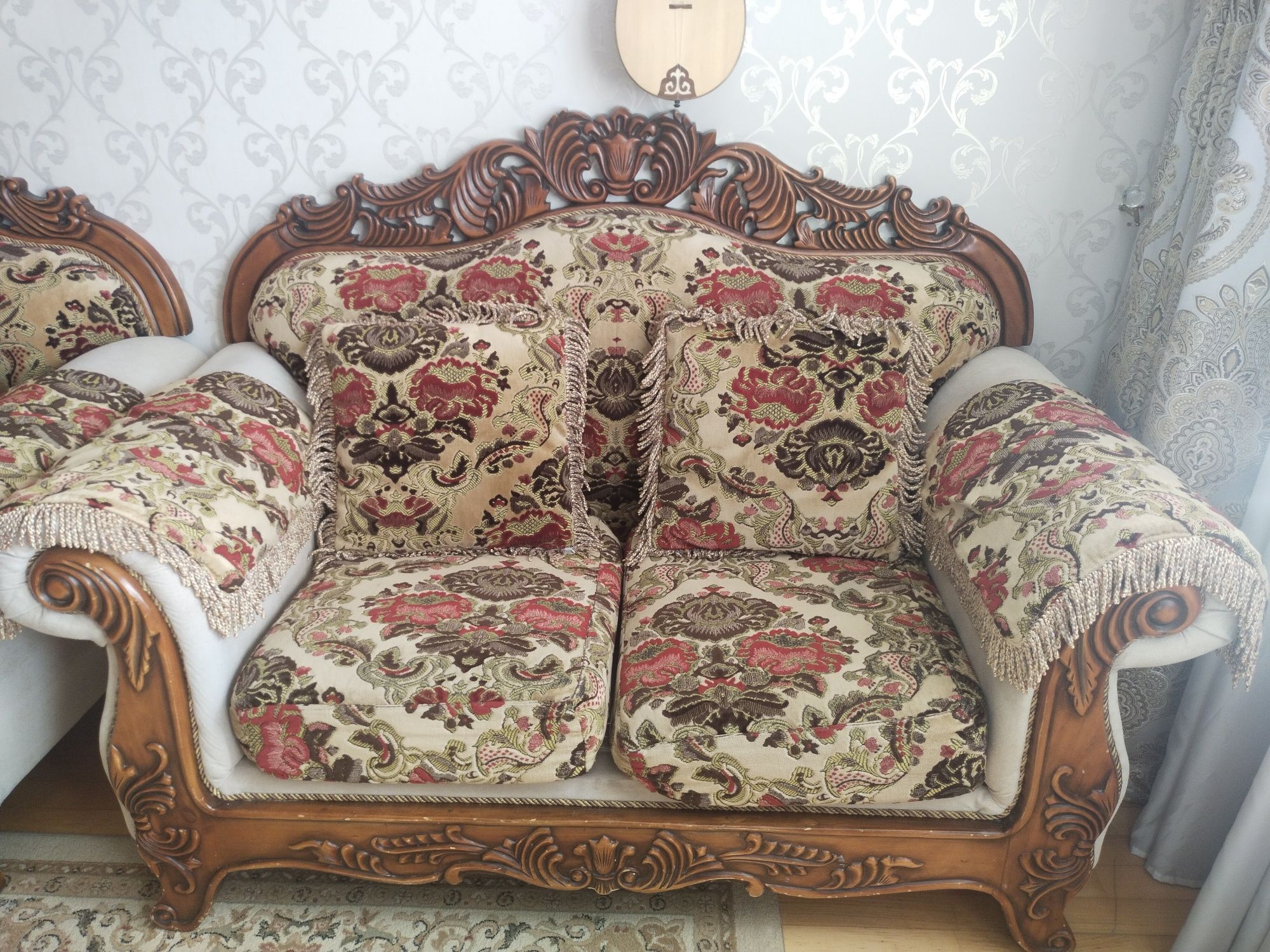 Продам мягкий уголок из чистого дерева 3+2+1