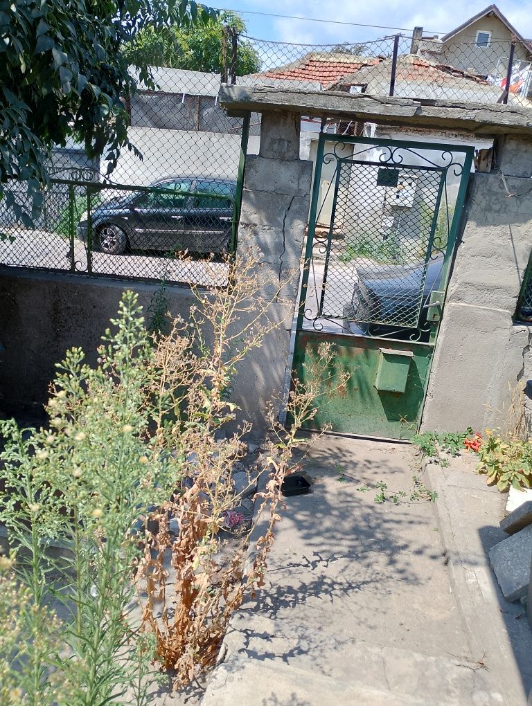Продавам къща с двор