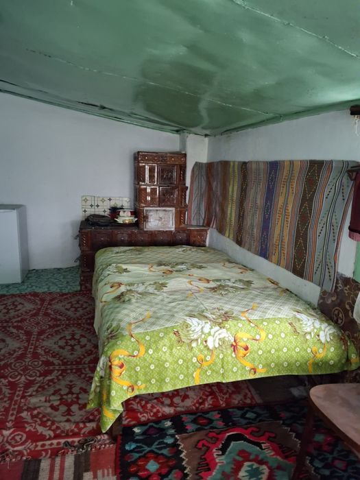 Vând casă bătrânească.