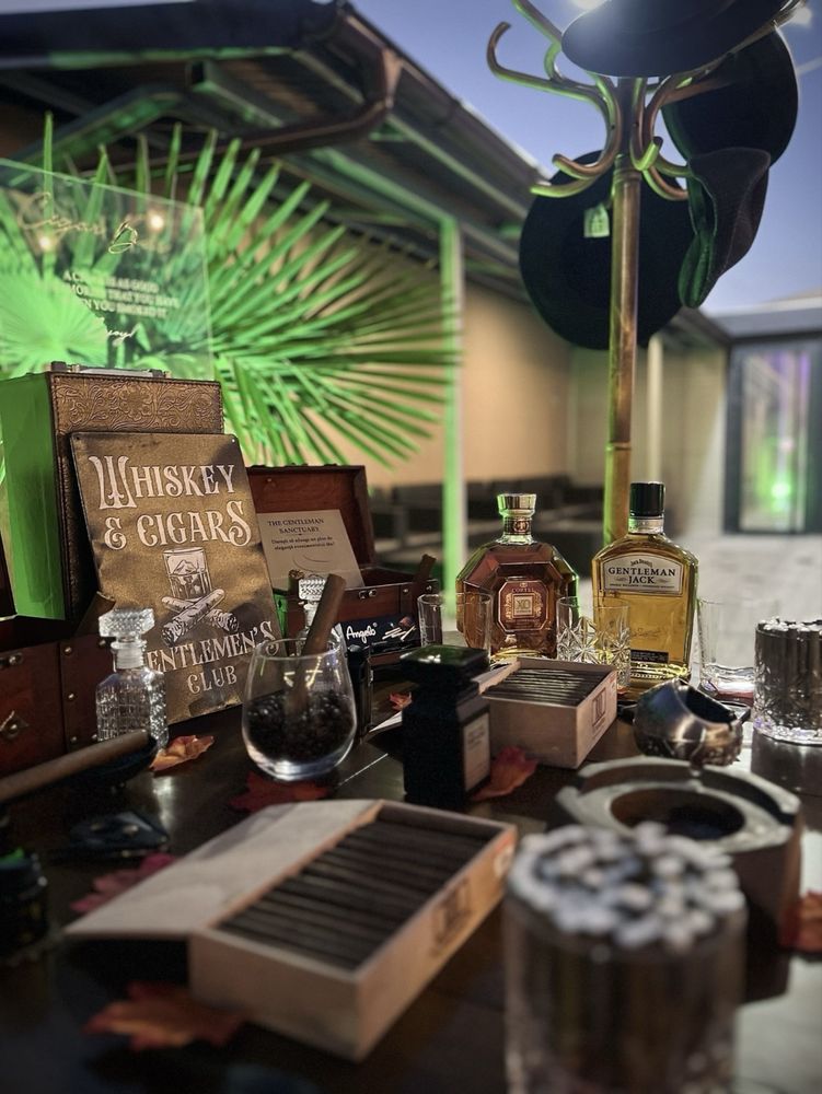Luxury Cigar Bar + Elegant Selfie Mirror + Litere Volumetrice